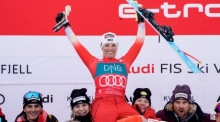 Lara Gut-Behrami feiert auf dem Podium des Super-G-Rennens der Damen beim FIS Alpinen Skiweltcup in Kvitfjell den ersten Platz. Foto: epa/Erik Flaaris Johansen Norwegen Out