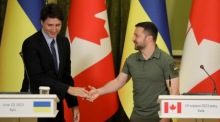 Der ukrainische Präsident Volodymyr Zelensky (R) und der kanadische Premierminister Justin Trudeau geben sich während einer Pressekonferenz die Hand. Foto: epa/Oleg Petrasyuk
