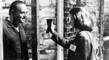Anthony Hopkins als gerissener Serienmörder Hannibal Lecter und Jodie Foster als angehende FBI-Agentin Clarice Starling in «Das Schweigen der Lämmer» von 1991. Foto: Bison Archives Foto/Arte France/dpa
