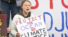 Die Klimaaktivistin Greta Thunberg protestiert gemeinsam mit Aktivisten von Fridays for Future gegen die Klimapolitik in Stockholm. Foto: epa/Henrik Montgomery/tt