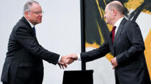 Niedersachsen's Ministerpräsident Stephan Weil (L) schüttelt Bundeskanzler Olaf Scholz die Hand. Foto: epa/Filip Singer