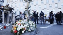 Blumen und Kränze erinnern in Marseille an den erschossenen Mehdi Kessaci, Bruder eines bekannten Anti-Drogen-Aktivisten. Foto: EPA/Sebastien Nogier