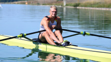 Der Weltmeister und Europameister im Rudern, Oliver Zeidler, sitzt in seinem Boot auf dem Wasser der Ruderregattastrecke Oberschleißheim. Foto: Felix Hörhager/dpa
