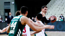 Der Spieler Nedovic von Panathinaikos (R) in Aktion. Foto: epa/Georgia Panagopoulou