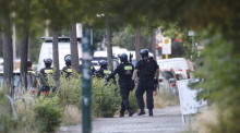 Die Polizei ist in der Nähe einer Geiselnahme in einem Supermarkt im Einsatz. Foto: Carsten Koall/dpa