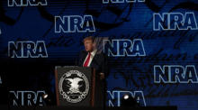 Der ehemalige US-Präsident Donald Trump spricht während des Kongresses der National Rifle Association im George R Brown Convention Center in Houston, Texas. Foto: epa/Aaron M. Sprecher