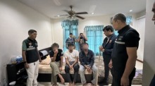 Die Einsatzkräfte befreiten drei indische Touristen aus einem Reihenhaus in Nong Prue, in dem sie mehrere Tage festgehalten worden waren. Bild: TMN.TV