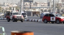 Houthi-Truppen fahren auf Militärfahrzeugen eine Straße in Sana'a entlang. Foto: epa/Yahya Arhab