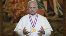 Pope Leo XIV erhält im Vatikan die Liberty Medal des US National Constitution Center. Foto: EPA/Vatican Media Handout