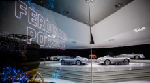 Verschiede Porsche Fahrzeuge stehen im Porsche Museum für Besucher aus. Foto: Christoph Schmidt/dpa