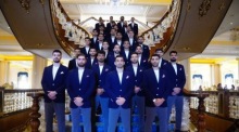 Mitglieder der iranischen Fußballnationalmannschaft posieren für ein Foto, bevor sie von Antalya in der Türkei nach Tijuana aufbrechen. Foto: epa/Iranischer Fussballverband