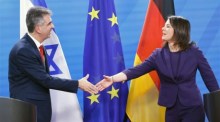 Die deutsche Außenministerin Annalena Baerbock (R) und der israelische Außenminister Eli Cohen schütteln sich die Hände, als sie nach einem Treffen in Berlin an einer Pressekonferenz teilnehmen. Foto: epa/Hannibal Hanschke
