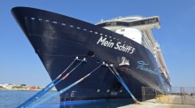 Kreuzfahrtschiff Mein Schiff 5 liegt im Hafen von Doha, nachdem Passagiere wegen Sicherheitslage an Bord bleiben mussten. Foto: DER FARANG/Rüegsegger