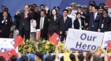 Die taiwanesische Präsidentin Tsai Ing-wen (C) reagiert während der Feierlichkeiten zum taiwanesischen Nationalfeiertag in Taipeh. Foto: epa/Ritchie B. Tongo