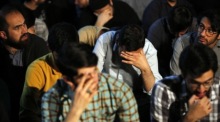 Menschen im Iran beten auf dem Vali-Asr-Platz für den iranischen Präsidenten nach seinem Hubschrauberunfall, Teheran. Foto: epa/Abedin Taherkenareh