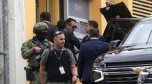 Der Präsident Ecuadors, Daniel Noboa (C), verlässt den Sender Radio Canela. Foto: epa/Jose