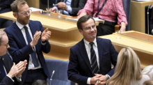 Der Vorsitzende der Moderaten Partei, Ulf Kristersson (M), lächelt nach seiner Wahl zum neuen schwedischen Ministerpräsidenten im Parlament in Stockholm. Foto: Fredrik Sandberg/Tt News Agency/dpa