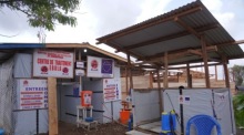 Der Eingang des Ebola-Behandlungszentrums am Rwampara-Generalhospital in der Provinz Ituri bleibt während eines Streiks des medizinischen Personals unbesetzt. Foto: EPA/Dieudonne Dirole