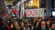 Menschen nehmen an einer Demonstration für den Gazastreifen und für ein freies Palästina vor dem Parlamentsgebäude in Oslo teil. Foto: epa/Heiko Junge