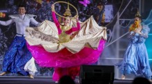Traditionelle Tanzdarbietung mit aufwendig gestalteten Kostümen bei der Eröffnungsinszenierung des Songkran-Festivals in Bangkok. Bild: Tourism Authority of Thailand