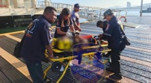 Rettungskräfte der Sawang Prateep Sriracha Rescue Unit bringen einen der verletzten Männer nach der Bootskollision zur weiteren medizinischen Versorgung an Land. Bild: Sawang Prateep Sriracha Rescue Unit
