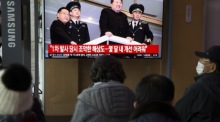 Menschen beobachten, wie der nordkoreanische Staatschef Kim Jong Un auf einem Fernsehbildschirm mit den täglichen Nachrichten. EPA-EFE/JEON HEON-KYUN