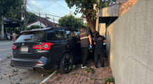 Der BMW kam nach dem Frontalzusammenstoß erst an einer Grundstücksmauer und einem Baum zum Stillstand. Ermittler sicherten noch am Unfallort Spuren. Bild: FM91 Trafficpro