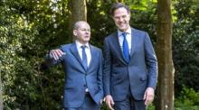 Ministerpräsident Mark Rutte (R) und Bundeskanzler Olaf Scholz in Den Haag. Foto: epa/Lex Van Lieshout