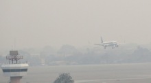 Ein Flugzeug der Königlich Thailändischen Luftwaffe landet inmitten von Smog, der durch hohe Konzentrationen von Feinstaub PM2,5 verursacht wird, auf dem internationalen Flughafen von Chiang Mai in Chiang Mai. Foto: EPA-EFE/Rungroj Yongrit