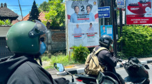 Ein Wahlplakat des Präsidentschaftskandidaten Prabowo Subianto und seines Kandidaten für die Vize-Präsidentschaft, Gibran Rakabuming Raka, hängt in Denpasar auf Bali. Foto: Carola Frentzen/dpa