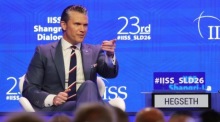 Pete Hegseth spricht bei einer Plenarsitzung des Shangri-La-Dialogs in Singapur vor internationalen Verteidigungsexperten. Foto: epa/How Hwee Young