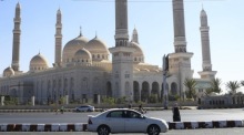 Ein Fahrzeug passiert die Al-Shaab Mosque in Sana'a. Die größte Moschee des Landes bietet Platz für rund 44.000 Gläubige. Foto: EPA/Yahya Arhab