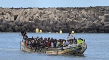 Ein kleines Boot mit 159 Migranten, die in der Nähe von El Hierro aus dem Meer gerettet wurden. Foto: epa/Gelmert Finol