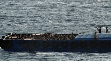 Ein Boot mit geretteten Flüchtlingen und Migranten erreicht den Hafen von Lavrio in Griechenland. Foto: EPA/Yannis Kolesidis