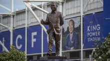 Vor dem King Power Stadium erinnert eine Statue an den früheren Clubbesitzer Vichai Srivaddhanaprabha. Archivbild: Andrew Yates
