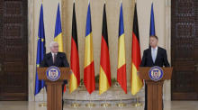 Der rumänische Präsident Klaus Iohannis (R) und Bundespräsident Frank-Walter Steinmeier (L) nehmen an einer Pressekonferenz zum Abschluss ihres Treffens im Präsidentenpalast Cotroceni in Bukarest teil. Foto: epa/Robert Ghement