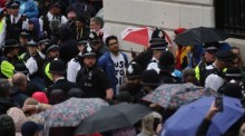Polizisten nehmen Personen während einer Demonstration der Anti-Monarchie-Gruppe Republic am Tag der Krönung des britischen Königs Charles III. in London fest. Foto: epa/Martin Divisek
