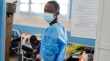 Ein Gesundheitsarbeiter mit Schutzmaske arbeitet in einem Krankenhaus im Osten der Demokratischen Republik Kongo während des Ebola-Ausbruchs. Foto: XinHua/dpa
