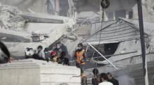 Rettungskräfte arbeiten an einem von einem Luftangriff getroffenen Gebäude in der syrischen Hauptstadt Damaskus. Foto: Omar Sanadiki/Ap/dpa