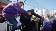 Argentiniens Präsident Javier Milei wird bei einer Wahlkampfrede in Lomas de Zamora nach Angriffen von Protestierenden evakuiert. Foto: epa/Juan Ignacio Roncoroni