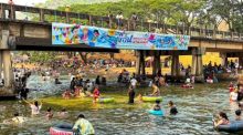 Zahlreiche Menschen genießen das kühle Wasser am Mae-Kuang-Staudamm in Doi Saket während der verlängerten Songkran-Saison in Chiang Mai. Foto: Citylife/Citynews Chiang Mai