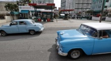 Fahrzeuge passieren eine weitgehend leere Tankstelle in Havanna, nachdem Kuba variable Kraftstoffpreise eingeführt hat. Foto: epa/Ernesto Mastrascusa
