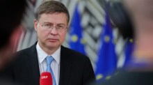 EU-Kommissar Valdis Dombrovskis spricht vor einer Sitzung der Eurogruppe im EU-Rat in Brüssel zur Presse. Foto: epa/Olivier Matthys