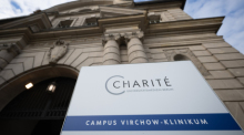 Blick auf den Eingang des Charité Campus Virchow-Klinikum. Nach dem Tod zweier Patienten hat der Prozess wegen Totschlags gegen einen Herzmediziner der Charité begonnen. Foto: Sebastian Gollnow/dpa