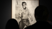 ei einer Vorbesichtigung bei Sotheby's stehen Menschen vor dem Bild "Elvis" von Andy Warhol, das zur Versteigerung kommen soll. Foto: Christina Horsten/dpa