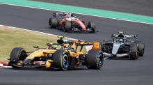 Lando Norris im McLaren beim Großen Preis von Japan in Suzuka. Der Brite zeigt im Rennen eine starke Leistung auf der Traditionsstrecke. Foto: EPA/Franck Robichon