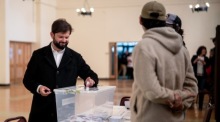 Der chilenische Präsident Gabriel Boric stimmt in einem Wahllokal in Punta Arenas über einen neuen Verfassungsentwurf ab. Foto: epa/Präsidentschaft Von Chile / Handout