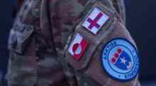 Ein Abzeichen des Gemeinsamen Arktischen Kommandos auf der Jacke von Generalmajor Søren Andersen an Bord des Militärschiffs HDMS Knud Rasmussen im Hafen von Nuuk. Foto: dpa/Evgeniy Maloletka