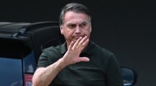Der frühere brasilianische Präsident Jair Bolsonaro kehrt nach einer Operation in den Hausarrest an seinem Wohnsitz in Brasília zurück. Foto: EPA/Andre Borges
