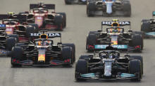 Holländischer Formel-1-Fahrer Max Verstappen (vorne, L) von Red Bull Racing und britischer Formel-1-Fahrer Lewis Hamilton (vorne, R) von Mercedes-AMG Petronas in Aktion. Foto: epa/Ali Haider